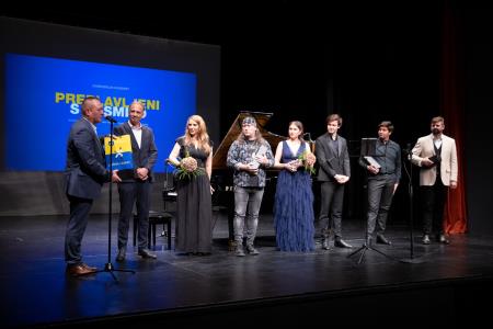 Od leve župan občine Ljubno Franjo Naraločnik, predsednik kluba Boštjan Glažar, voditeljica Vesna Kovač,Sergej Škofljanec-Sergio,Meta Fajdiga,Ivo Gustinčič,Jon An Herlič,Jure Počkaj foto: Valter Leban